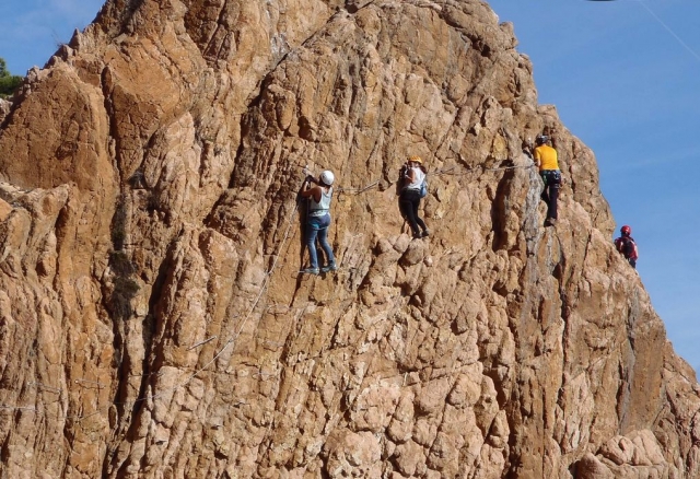 Recorriendo la ferrata de cala del Moli